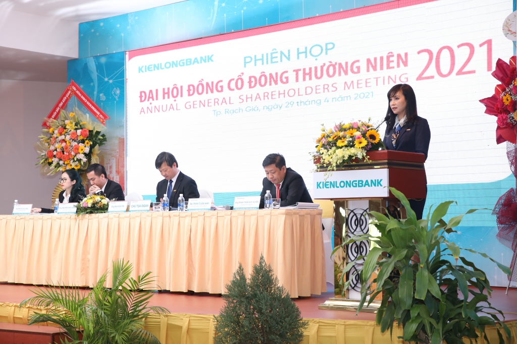 Bà Trần Tuấn Anh - TGĐ báo cáo tại phiên họp