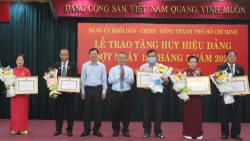 TP HCM trao Huy hiệu Đảng cho 14 đảng viên khối Dân - Chính - Đảng