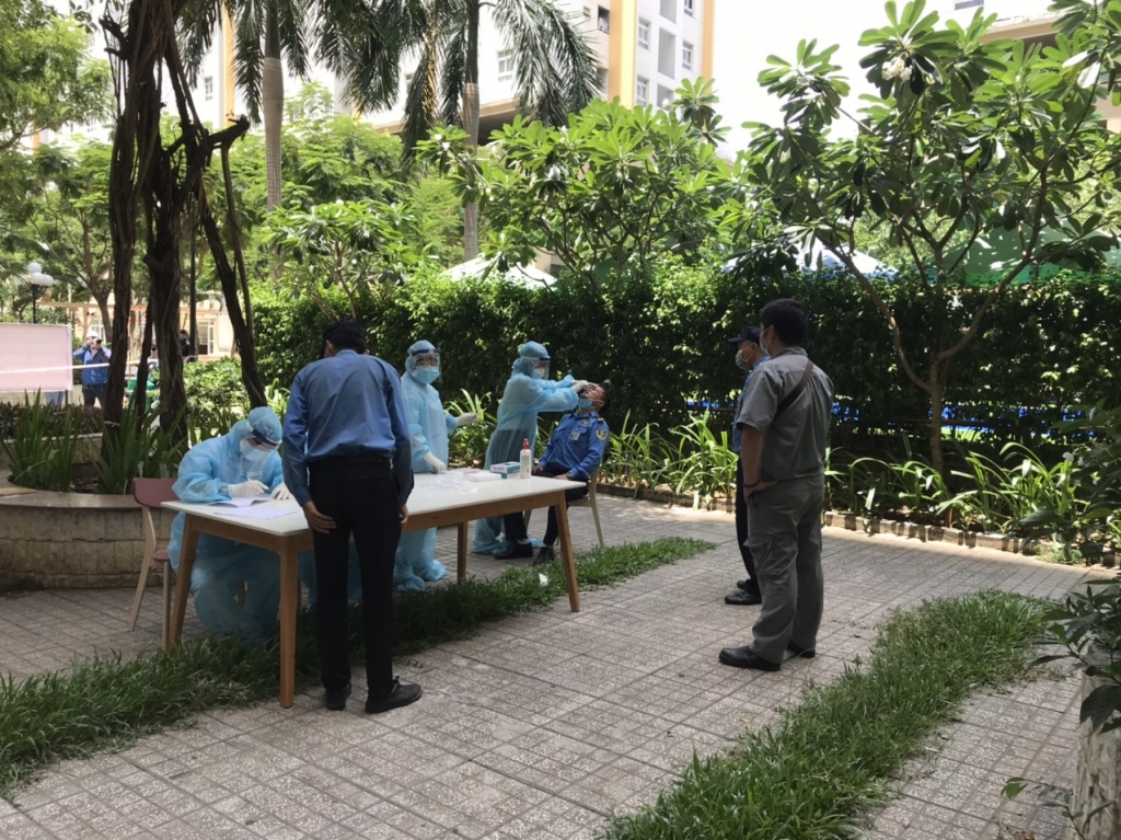 lấy mẫu xét nghiệm tại chung cư SunView Town tại TP Thủ Đức