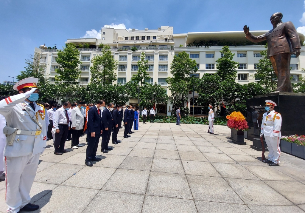 Chủ tịch nước Nguyễn Xuân Phúc cùng đoàn lãnh đạo Thành ủy - HĐND - UBND - Ủy ban MTTQ Việt Nam TP HCM đã đến dâng hoa tưởng niệm Chủ tịch Hồ Chí Minh tại Công viên Tượng đài Chủ tịch Hồ Chí Minh 