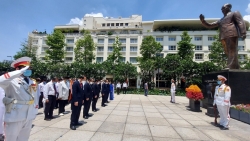 Chủ tịch nước Nguyễn Xuân Phúc dâng hoa tưởng nhớ Bác Hồ tại TP Hồ Chí Minh