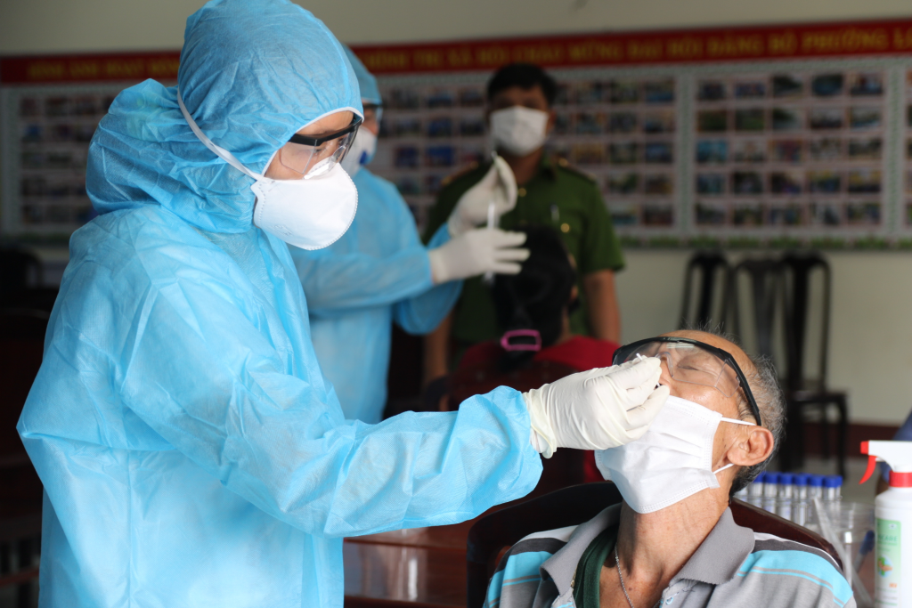 Chú thích ảnh TP Hồ Chí Minh sẽ xét nghiệm tầm soát tất cả người về từ Đà Nẵng, Hà Nội, Bắc Giang, Bắc Ninh kể từ ngày 1/5.