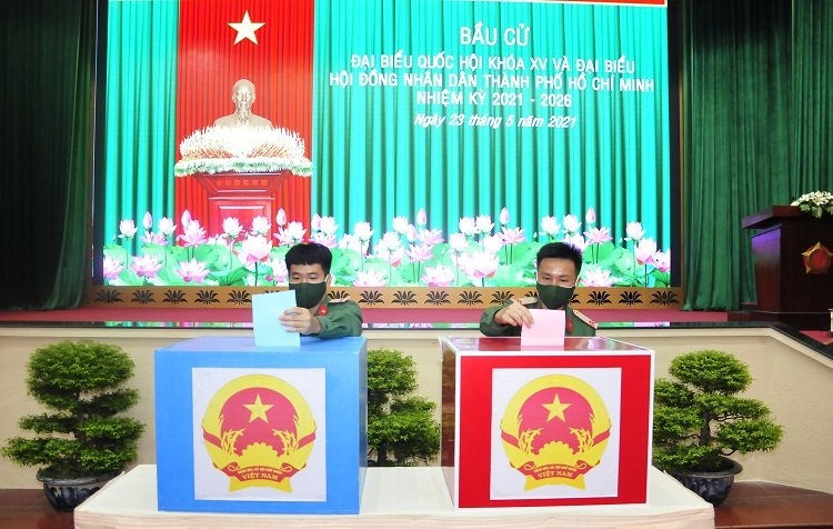 Các bộ chiến sỹ trong Bộ Tư lệnh Tp Hồ Chí Minh tham gia bỏ phiếu tại hội trường Bộ Tư lệnh sáng 23/5