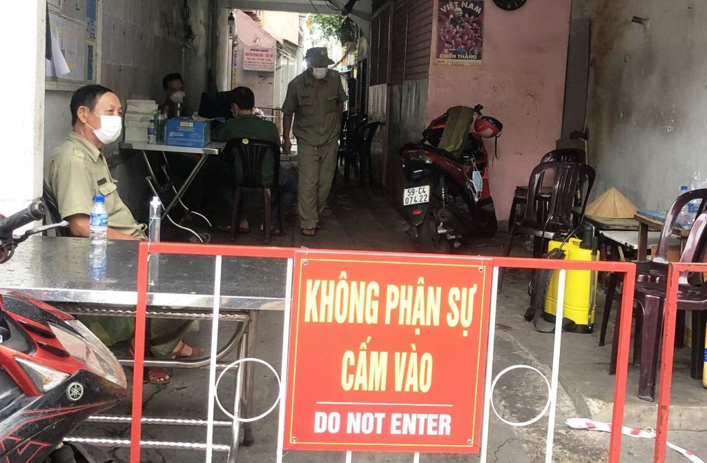 phong tỏa con hẻm 404 Nguyễn Đình Chiểu nơi có ca nghi nhiễm sinh sống