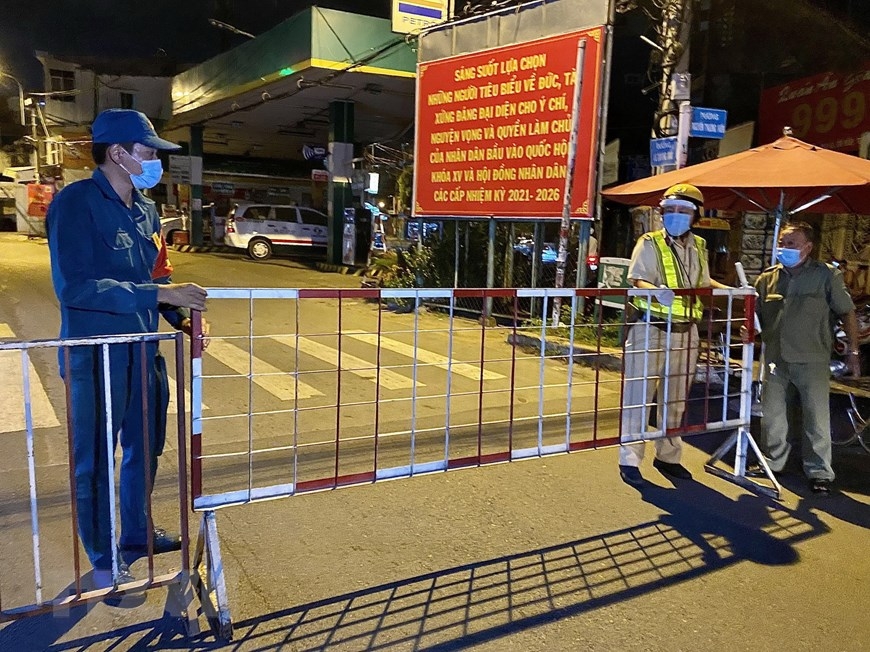 Theo đó, UBND TP chỉ đạo thực hiện giãn cách xã hội toàn TP theo chỉ thị số 15 trong vòng 15 ngày, từ 0h ngày 31-5.  Riêng quận Gò Vấp và phường Thạnh Lộc (quận 12) thực hiện giãn cách theo chỉ thị số 16 trong vòng 15 ngày, từ 0h ngày 31-5, theo nguyên tắc gia đình cách ly với gia đình, tổ dân phố cách ly với tổ dân phố, khu phố cách ly với khu phố, phường cách ly với phường; phân xưởng, nhà máy sản xuất phải bảo đảm khoảng cách an toàn, đeo khẩu trang, thực hiện khử trùng, diệt khuẩn theo quy định.  Người dân thuộc 2 địa bàn nêu trên chỉ ra ngoài khi thật sự cần thiết như mua lương thực, thực phẩm, thuốc men, cấp cứu, làm việc tại cơ quan, nhà máy, cơ sở sản xuất, cơ sở kinh doanh dịch vụ, hàng hóa thiết yếu không bị tạm dừng hoạt động và các trường hợp khẩn cấp khác.  Thực hiện nghiêm việc giữ khoảng cách tối thiểu 2 mét khi giao tiếp; không tập trung quá 2 người ngoài phạm vi công sở, trường học, bệnh viện và tại nơi công cộng.  Đối với việc di chuyển từ các địa bàn khác qua quận Gò Vấp và phường Thạnh Lộc (quận 12), UBND TP giao Sở Giao thông vận tải chủ trì, phối hợp với Công an TP, UBND quận Gò Vấp và UBND quận 12 có văn bản hướng dẫn cụ thể; lập chốt kiểm soát, có thông báo cụ thể trên phương tiện thông tin đại chúng về các tuyến đường bị cấm hoặc hạn chế phương tiện để người dân biết và thực hiện theo đúng quy định.  UBND TP yêu cầu người dân bình tĩnh, yên tâm, ủng hộ các biện pháp phòng, chống dịch, hợp tác với chính quyền TP, nghiêm túc chấp hành các yêu cầu, các biện pháp phòng, chống dịch COVID-19 theo hướng dẫn 5K của Bộ Y tế, đặc biệt là đeo khẩu trang nơi công cộng và nơi làm việc, hạn chế ra ngoài nếu không thật sự cần thiết.  Người trên 60 tuổi ở nhà toàn thời gian; hạn chế đến các cơ sở khám chữa bệnh trừ trường hợp thật sự cần thiết; không tụ tập trên 5 người ở bên ngoài các công sở, trường học, bệnh viện và nơi công cộng; yêu cầu thực hiện khoảng cách tối thiểu 2 mét giữa người với người tại nơi công cộng.  Người dân TP khi có triệu chứng, có yếu tố dịch tễ liên quan đến dịch bệnh COVID-19 phải đến cơ sở khám bệnh, chữa bệnh để được khám, sàng lọc theo quy định; khai báo y tế trung thực, tuyệt đối không được che giấu tình trạng bệnh của mình.  TP.HCM tiếp tục tạm dừng hoạt động đối với các loại hình đã được quy định; riêng các cơ sở kinh doanh thể dục thể thao ngoài trời không tập trung trên 5 người.  Các cơ sở kinh doanh dịch vụ ăn, uống được hoạt động nhưng tuyệt đối không phục vụ tại chỗ, chỉ phục vụ hình thức bán hàng mang về. Các cơ sở chế biến thức ăn bao gồm cửa hàng, quầy hàng kinh doanh thức ăn ngay, thực phẩm chín, cơ sở chế biến suất ăn sẵn, căngtin và bếp ăn tập thể được hoạt động nhưng phải tuân thủ theo hướng dẫn cụ thể của Ban Quản lý an toàn thực phẩm TP.  Riêng đối với nhà hàng trong khách sạn được phép hoạt động để phục vụ khách đang lưu trú tại khách sạn. Phải bố trí chỗ ngồi thông thoáng, bảo đảm khoảng cách giữa 2 người là từ 2 mét trở lên, không phục vụ quá 10 người cùng một thời điểm và thực hiện nghiêm các biện pháp phòng, chống dịch theo quy định của cơ quan y tế.  Các cửa hàng tiện ích được hoạt động, nhưng phải đảm bảo quy định phòng, chống dịch COVID-19.  Đối với các cơ sở kinh doanh lưu trú theo mô hình homestay, AirBnb: dừng tiếp nhận khách đến đăng ký lưu trú.  Tạm dừng thêm đối với các loại hình hoạt động sau: trung tâm thương mại; siêu thị điện máy; trò chơi điện tử có thưởng và casino (trong khách sạn) trên địa bàn; các hoạt động thẩm mỹ thực hiện tại các cơ sở: bệnh viện, phòng khám đa khoa, phòng khám chuyên khoa.  Dừng triệt để các nghi lễ tôn giáo, hoạt động lễ hội tại các cơ sở tôn giáo, tín ngưỡng, thờ tự.  Tạm dừng việc làm thủ tục cấp căn cước công dân trên địa bàn toàn TP.  Thời gian áp dụng các nội dung nêu trên bắt đầu từ 0h ngày 31-5-2021 đến khi có thông báo mới.  Dời kỳ thi tuyển sinh lớp 10 trung học phổ thông đến khi có thông báo mới.