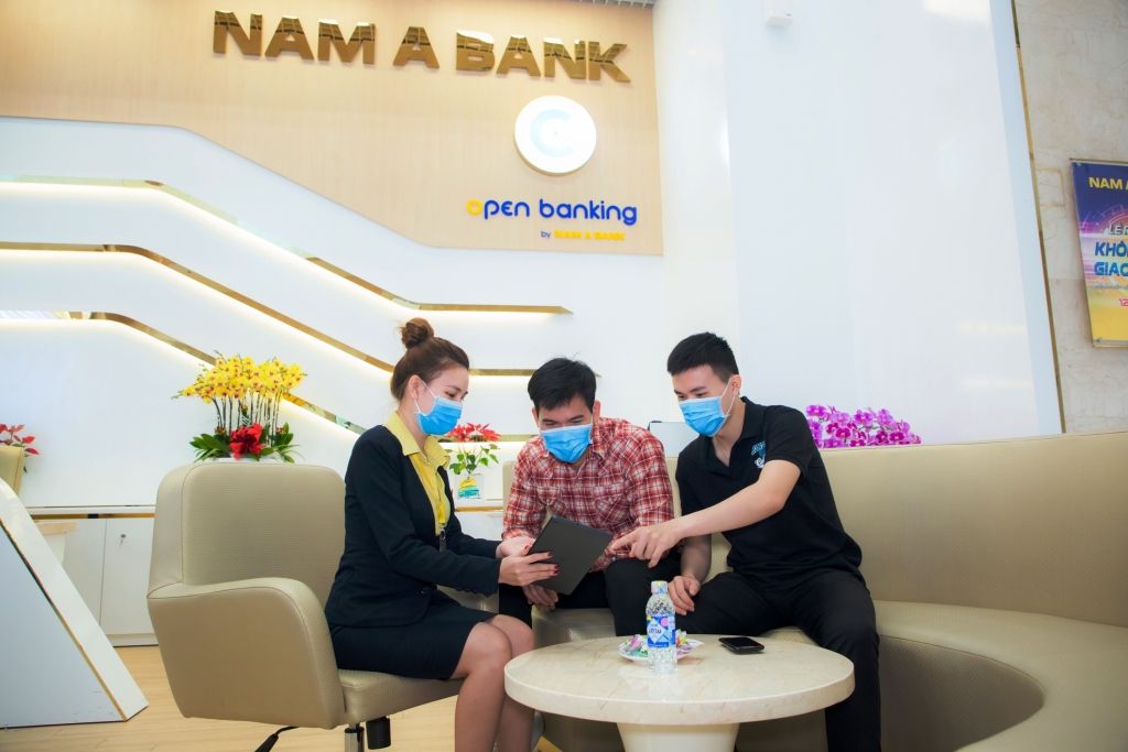 Nhân viên Nam A Bank hướng dẫn khách hàng sử dụng ứng dụng Open Banking