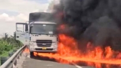 Xe chở dầu nhớt bốc cháy dữ dội trên cao tốc TP Hồ Chí Minh - Trung Lương
