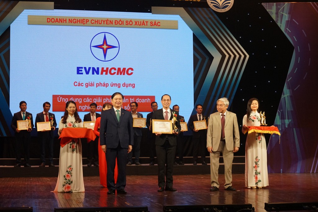 EVNHCMC nhận giải thưởng Doanh nghiệp Chuyển đổi số xuất sắc năm 2020 với nhiều giải pháp ứng dụng công nghệ do chính các kỹ sư, chuyên gia trong Tổng công ty tự thực hiện
