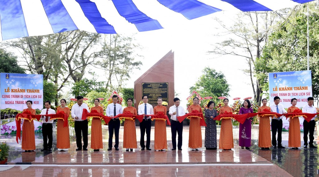 Ảnh: Phó Thủ tướng Thường trực Chính phủ Phạm Bình Minh và các đại biểu thực hiện nghi thức cắt băng khánh thành công trình chỉnh trang di tích đặc biệt quốc gia Nghĩa trang Hàng Keo (Ảnh: Bảo Khánh)