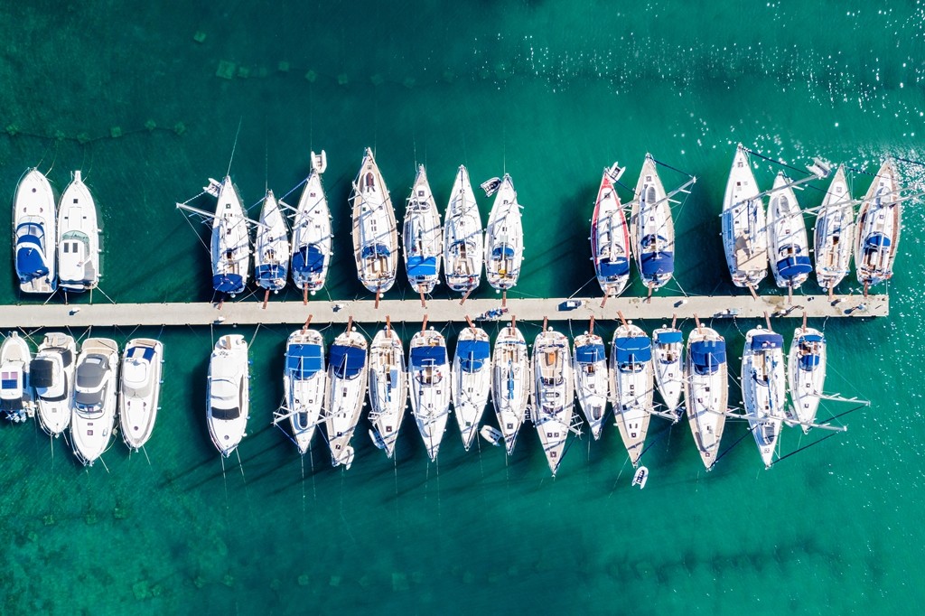 Bến du thuyền ở Thị trấn Vodice, Biển Adriatic, Croatia