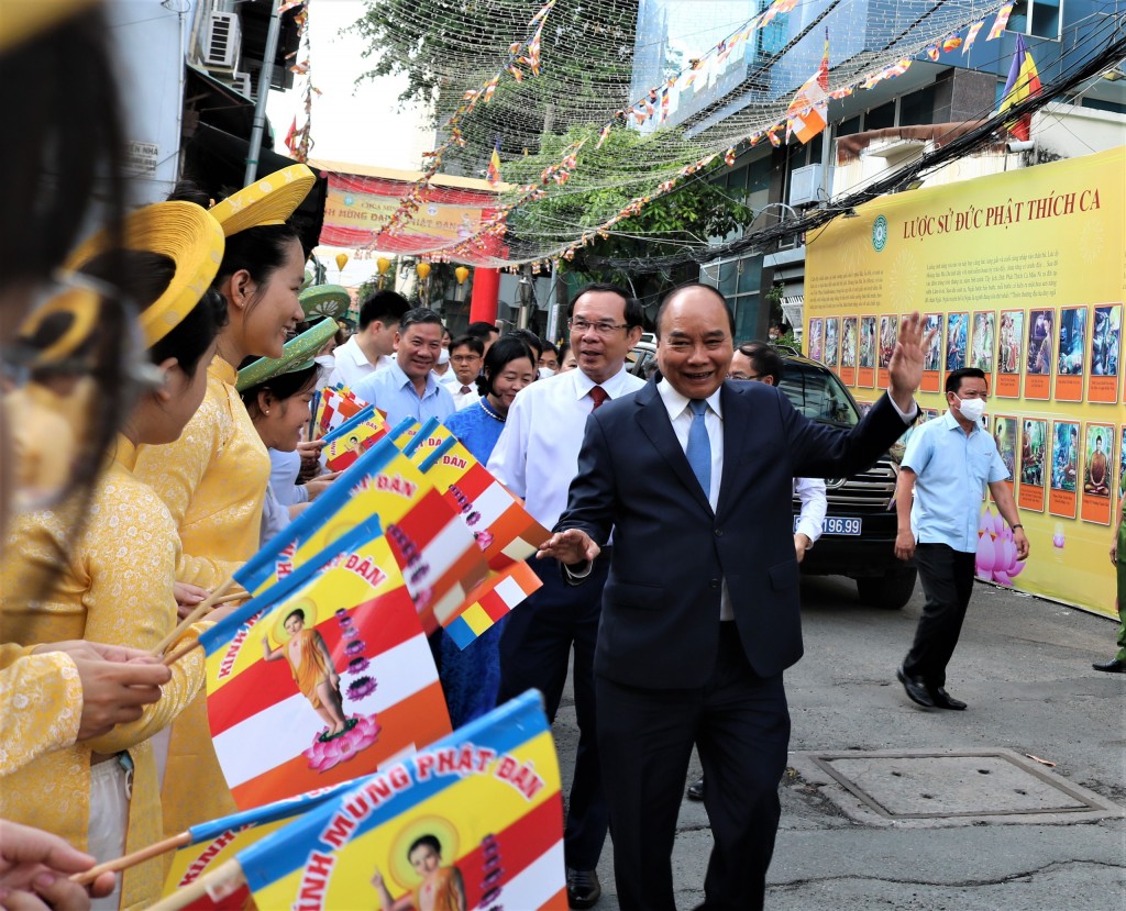 Các phật tử chào đón Chủ tịch nước Nguyễn Xuân Phúc đến viếng chùa Minh Đạo