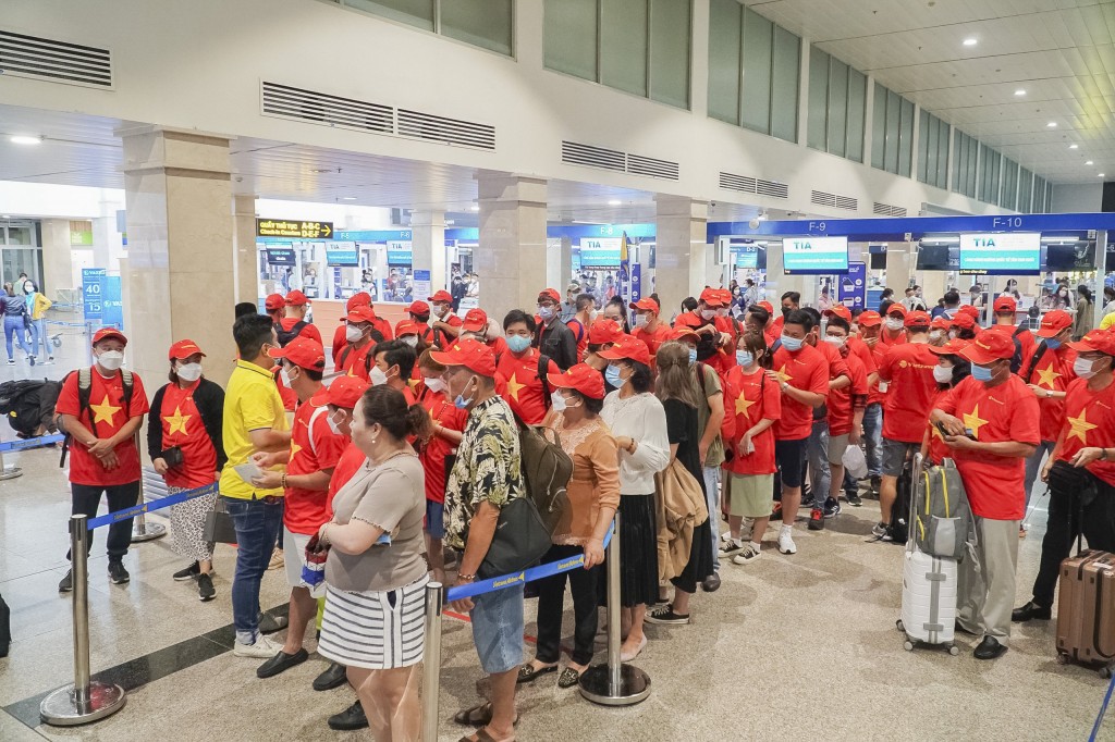 Tại sân bay Tân Sơn Nhất, người dân xếp hàng chờ làm thủ tục lên máy bay đi Hà Nội tiếp lửa cho các cầu thủ nam U23 Việt Nam tại trận chung kết tối nay