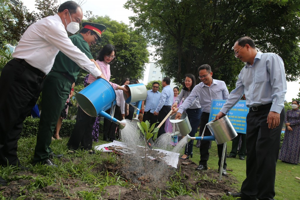 TP Hồ Chí Minh trồng cây bàng vuông do chiến sĩ, Nhân dân huyện đảo Trường Sa gửi tặng