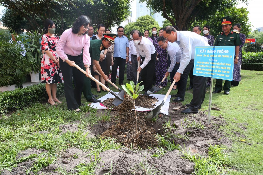 buổi lễ trồng cây bàng vuông do cán bộ, chiến sĩ và nhân dân huyện đảo Trường Sa gửi tặng Đoàn đại biểu TP Hồ Chí Minh 