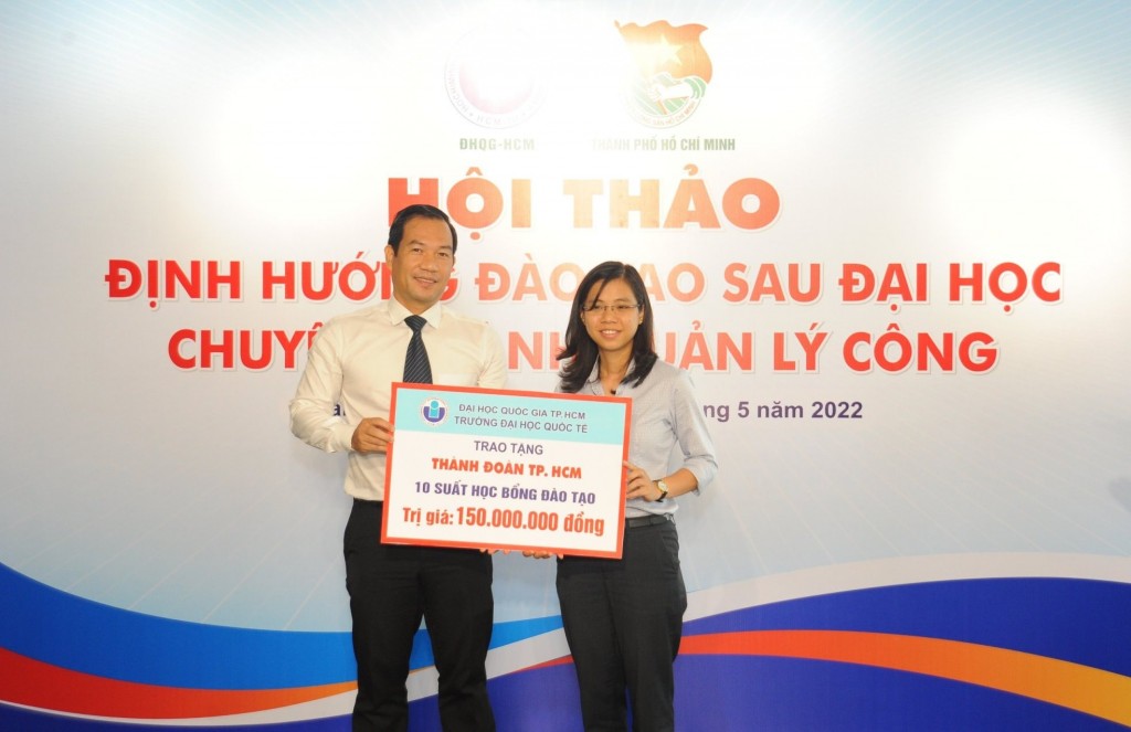 Chương trình Thạc sỹ Quản lý công - Trường Đại học Quốc tế trao học bổng cho Thành đoàn TP Hồ Chí Minh