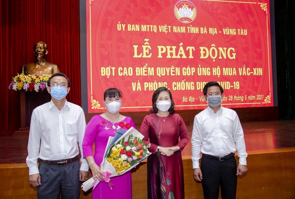 Lãnh đạo công ty TNHH MTV Lan Anh nhận bó hoa tươi thắm từ các lãnh đạo tỉnh Bà Rịa Vũng Tàu