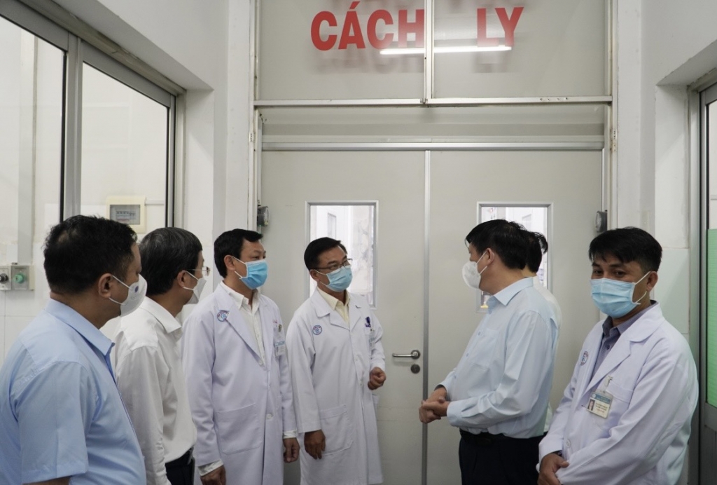 Bộ trưởng Bộ y tế Nguyễn Thành Long trao đổi với các bác sĩ bệnh viện Chợ Rẫy về tình hình chống dịch