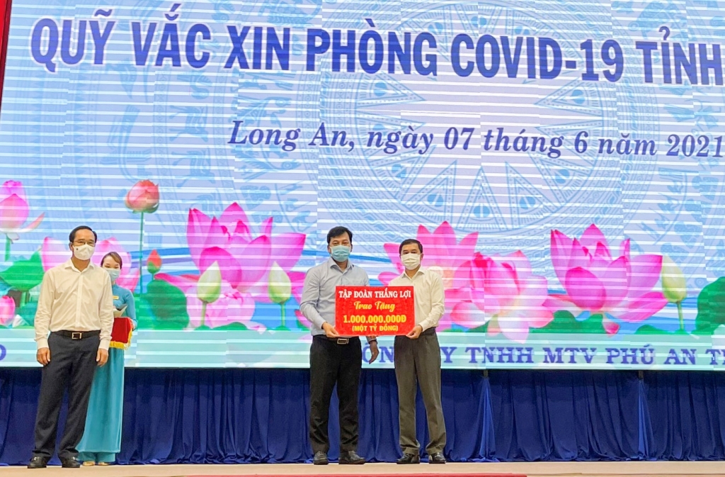 Ông Dương Long Thành – Chủ tịch HĐQT Tập đoàn Thắng Lợi (Thắng Lợi Group) đại diện cho Tập đoàn trao bảng tượng trưng ủng hộ 1 tỷ đồng kinh phí mua vaccine phòng ngừa Covid-19 cho tỉnh Long An