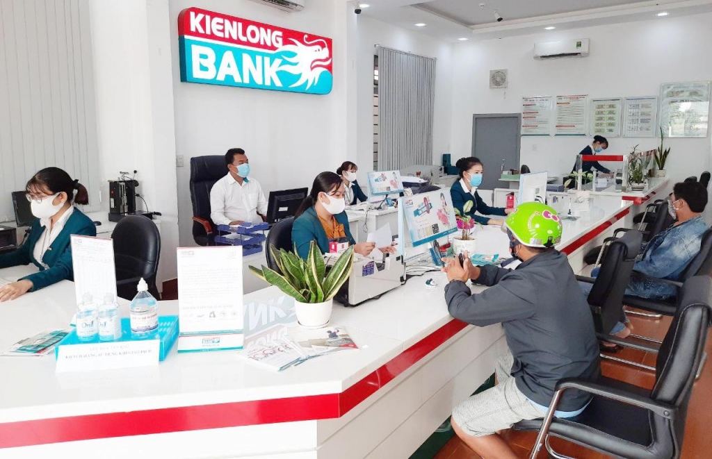 Khách hàng giao dịch tại Kienlongbank