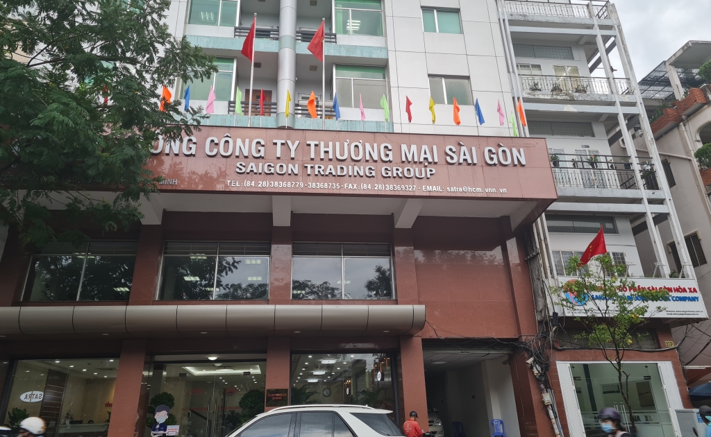 Tổng Công ty Thương mại Sài Gòn (SATRA) vẫn im lặng trước sự việc, dù phóng viên đã nhiều lần liên hệ