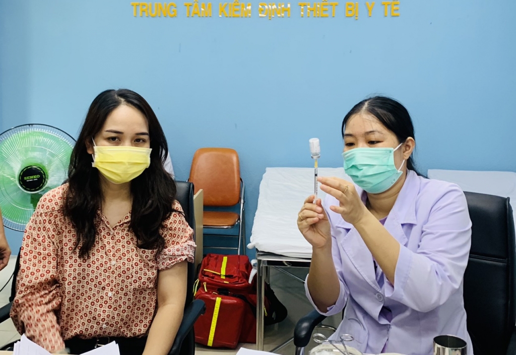 Một trường hợp chuẩn bị tiêm vaccine phòng Covid-19