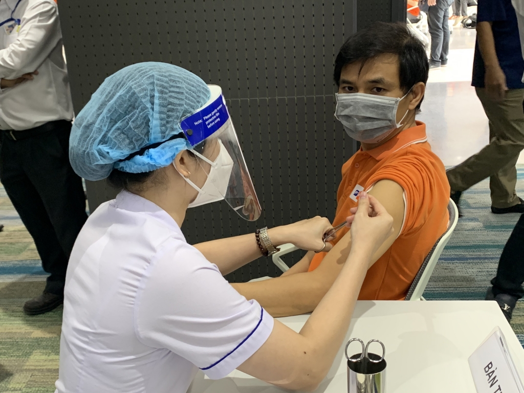 Tiêm vaccine không có nghĩa là miễn nhiễm với Covid-19.