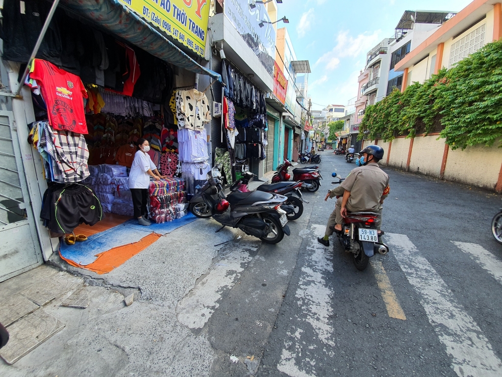 Lực lượng chức năng tại quận Tân Bình nhắc nhở người dân tuân thủ Nghị định 10 của UBND TP HCM 