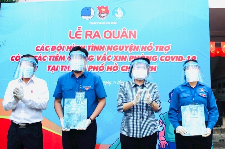 Lãnh đạo TP HCM cùng các tình nguyện viên tại lễ ra quân