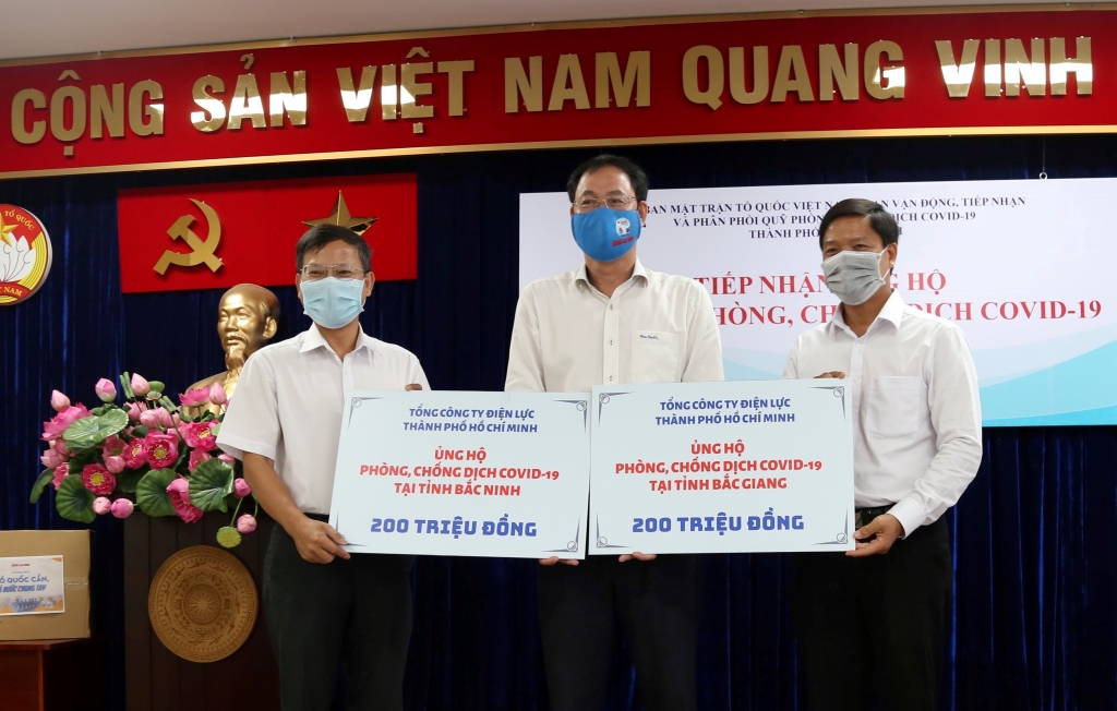 Tổng công ty Điện lực TPHCM ủng hộ 2 tỉnh Bắc Giang, Bắc Ninh phòng chống dịch Covid-19 thông qua Ủy ban Mặt trận Tổ quốc Việt Nam - TPHCM