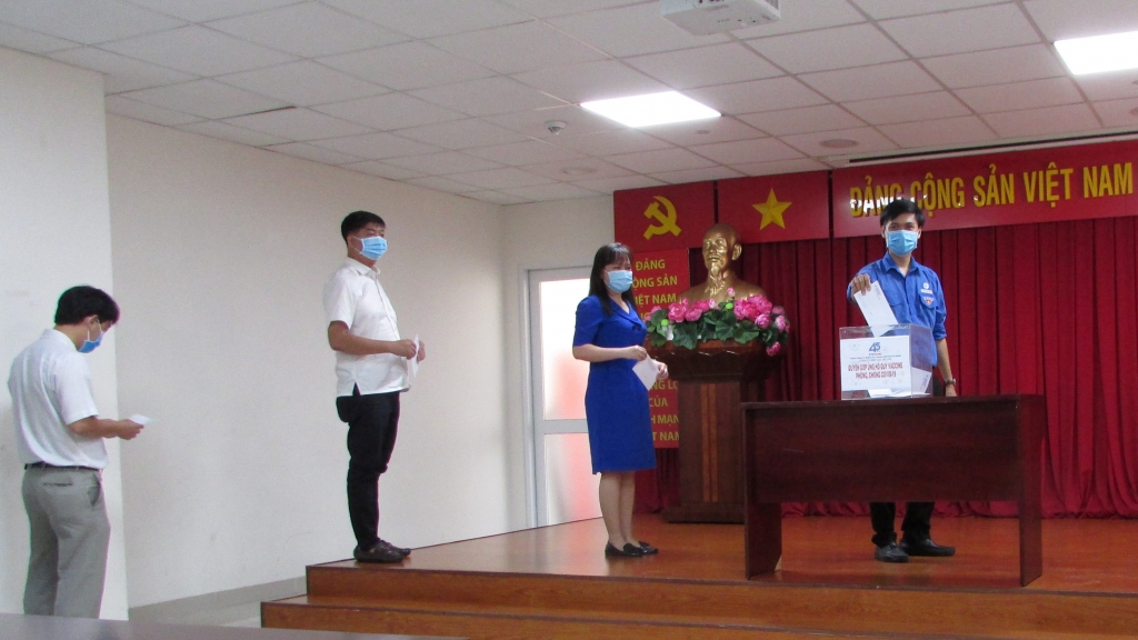 CBCNV Công ty Điện lực Sài Gòn (thuộc EVNHCMC) quyên góp ủng hộ công tác phòng chống Covid -19 và Quỹ mua vaccine