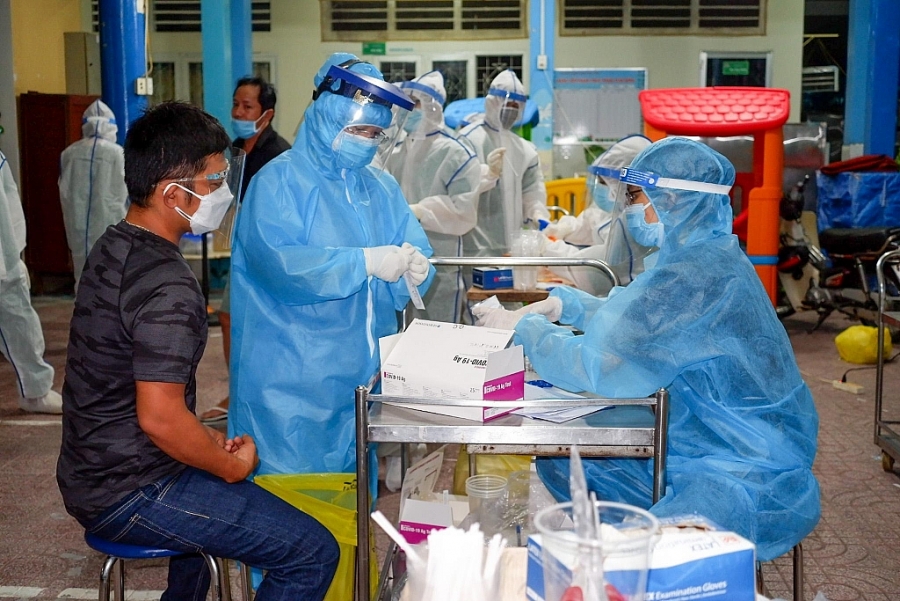 Kiểm tra thông tin cá nhân trước khi lấy mẫu xét nghiệm tại quận Tân Phú, TP HCM