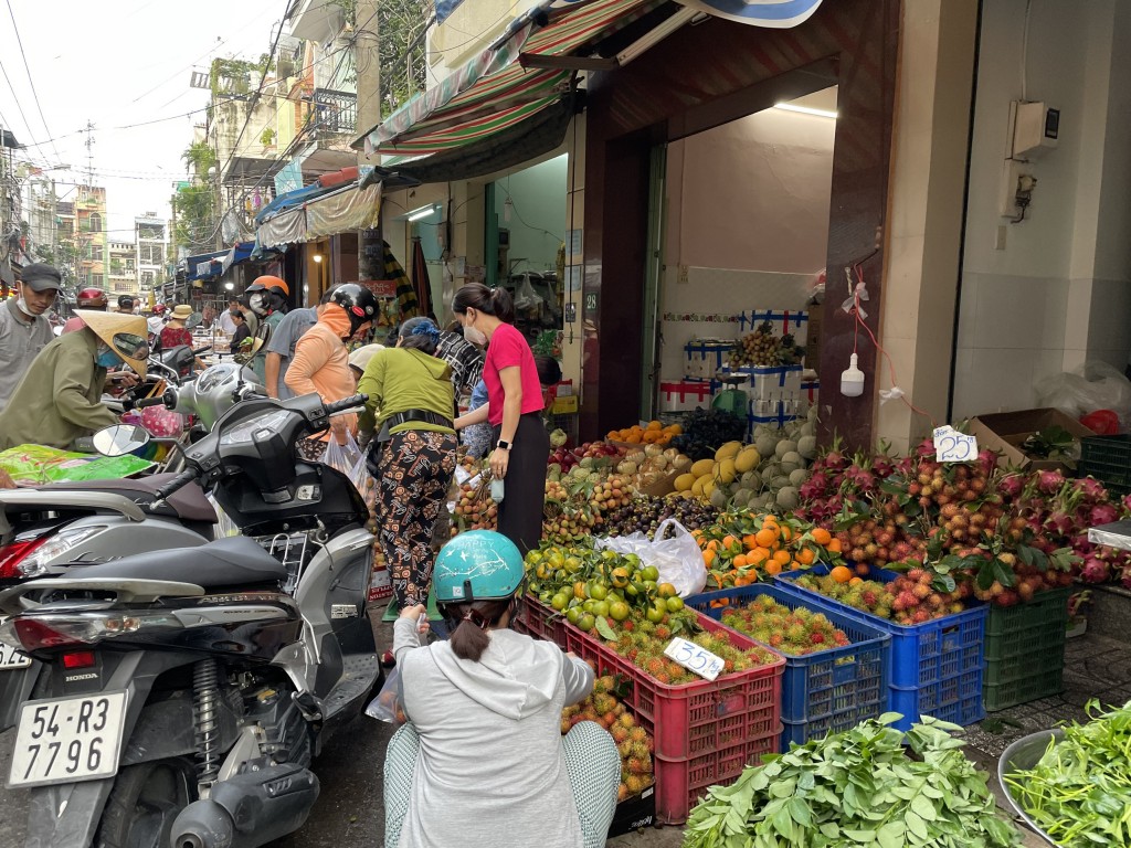 Nhộn nhịp thị trường Tết Đoan Ngọ tại TP Hồ Chí Minh