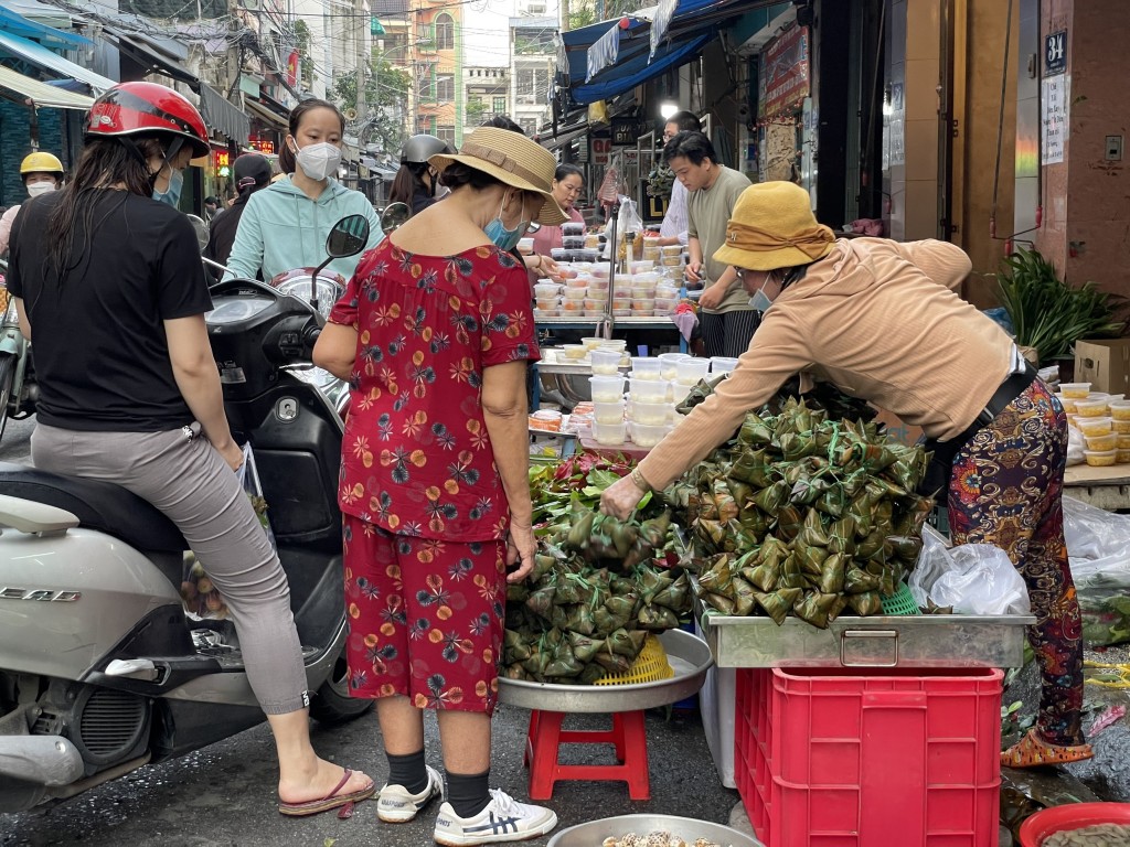 Ngay từ snag1 sớm, người dân đã đi mua sắm đồ cúng Tết Đoan ngọ