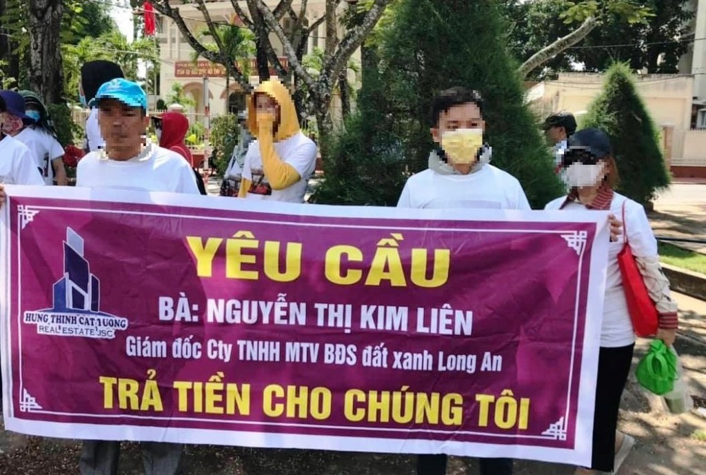 Khách hàng căng băng rôn yêu cầu Công ty TNHH MTV Bất động sản Đất Xanh Long An trả tiền