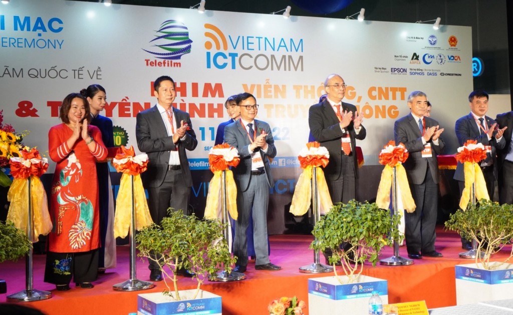 Đại diện Ban tổ chức Telefilm Viet Nam 2022  cắt băng khai mạc tại Trung tâm Hội chợ và Triển lãm Sài Gòn, Quận 7, TP Hồ Chí Minh trong ngày 9/6