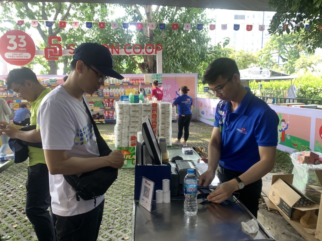 Nhộn nhịp "Chợ phiên không tiền mặt" dành cho công nhân tại TP Hồ Chí Minh