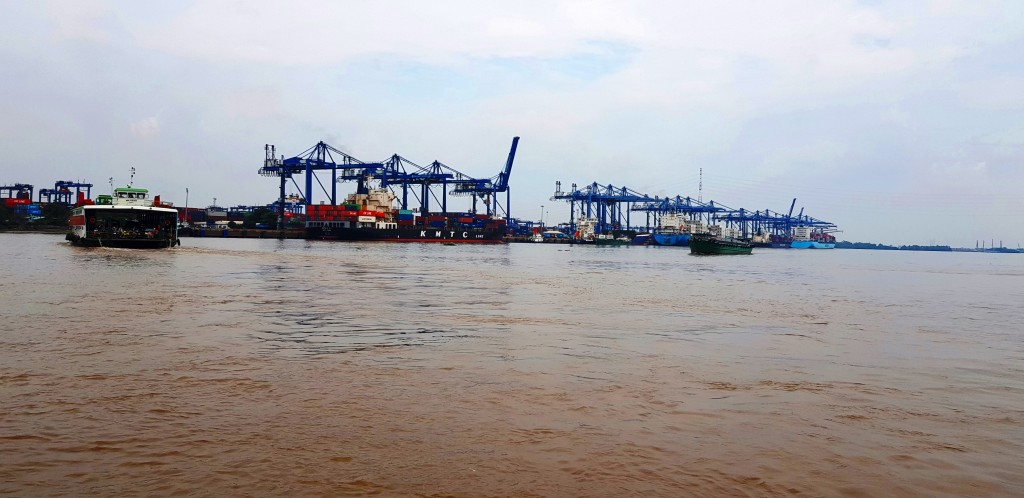 Cảng Cát Lái, nơi đóng vai trò quan trọng cho xuất nhập khẩu TP HCM