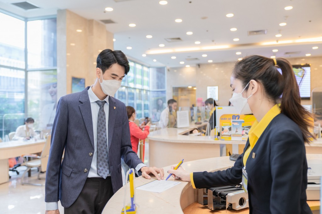 Khách hàng giao dịch tại Nam A Bank