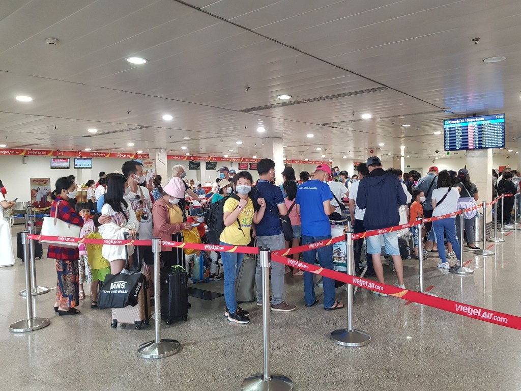 Lượng khách tới sân bay Tân Sơn Nhất tăng cao dịp hè