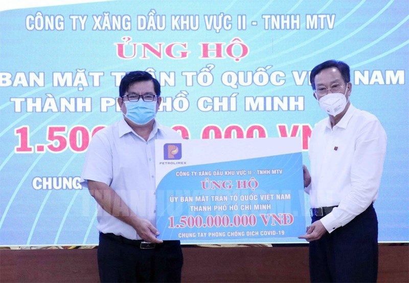 Phó Chủ tịch Ủy ban MTTQ Việt Nam TP Ngô Thanh Sơn tiếp nhận 1,5 tỷ đồng của Petrolimex Sài Gòn ủng hộ công tác phòng, chống COVID-19.