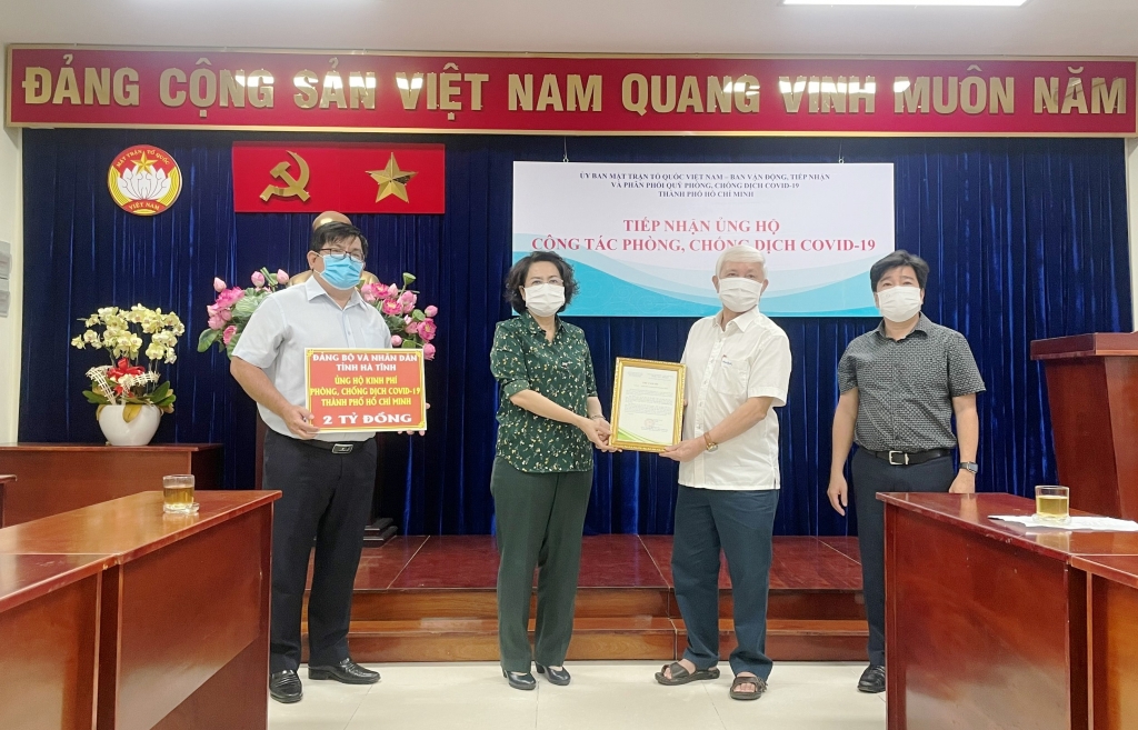 đại diện Đảng bộ, nhân dân tỉnh Hà Tĩnh đã trao số tiền 2 tỷ đồng gửi đến người dân TP Hồ Chí Minh