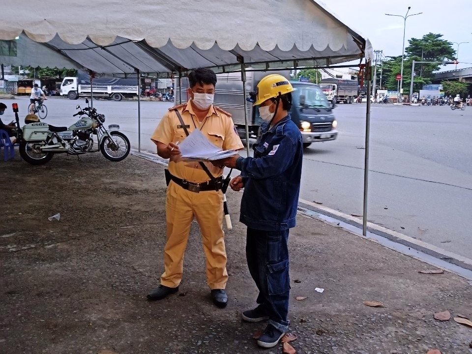 Bàn giao hệ thống điện cho chốt kiểm soát phòng dịch trên quốc lộ 1A.