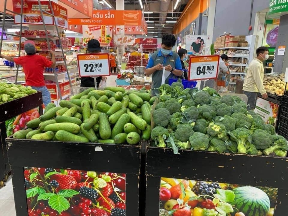 Thực phẩm đầy ắp các siêu thị, cửa hàng tiện lợi tại TP Hồ Chí Minh