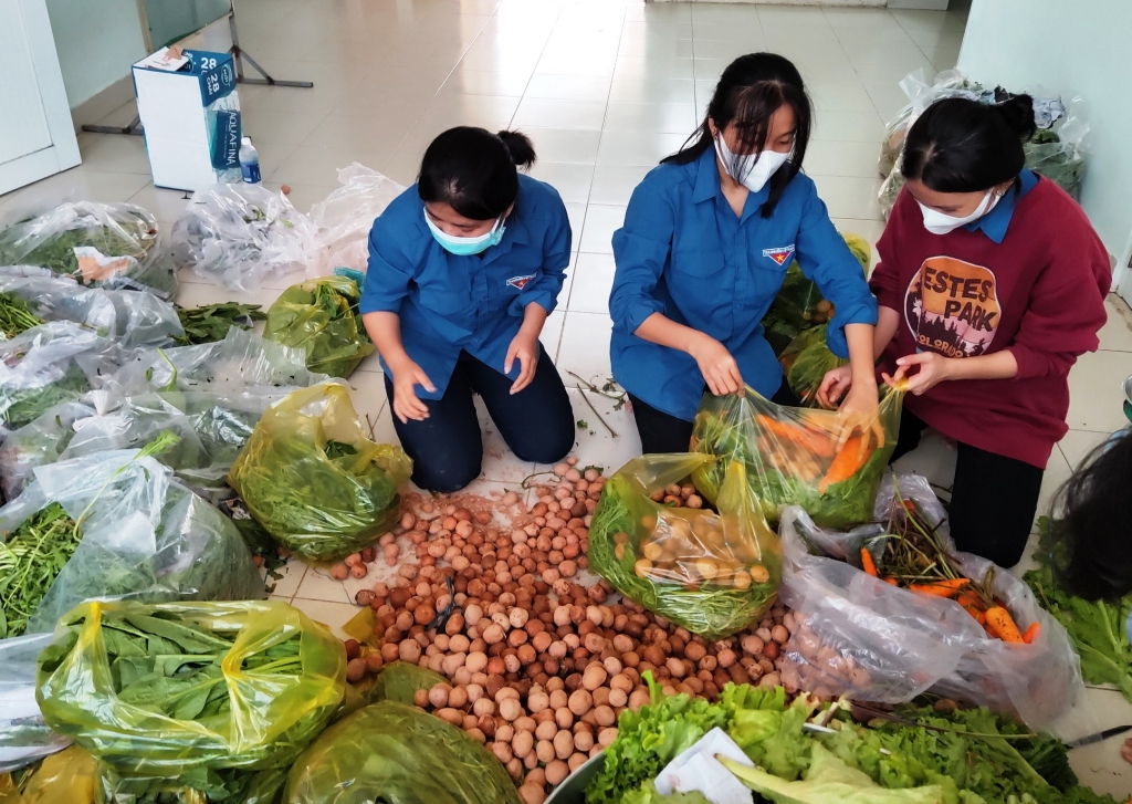 UBMTTQ xã An Thới Đông, huyện Cần Giờ tiếp nhận 2 tấn rau củ quả và 120kg cá phi tặng cho gia đình bị cách ly nghèo, khó khăn và hộ dân nghèo khó khăn trên địa bàn