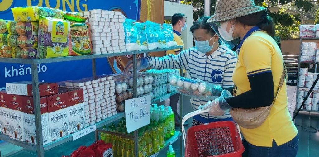 Người dân mua hàng bằng phiếu rất tiện lợi và phù hợp nhu cầu