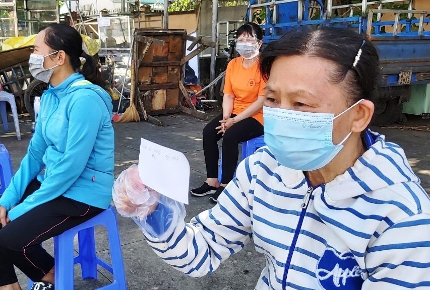 người dân chọn lựa được những hàng hóa đang thiếu trong gia đình