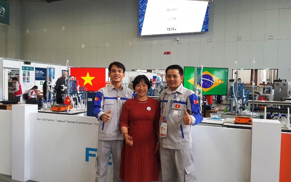TS. Nguyễn Thị Hằng - Hiệu trưởng Trường Cao đẳng Kỹ nghệ II (giữa) và Nguyễn Thái Phương (bên trái) tại kỳ thi Tay nghề thế giới năm 2019