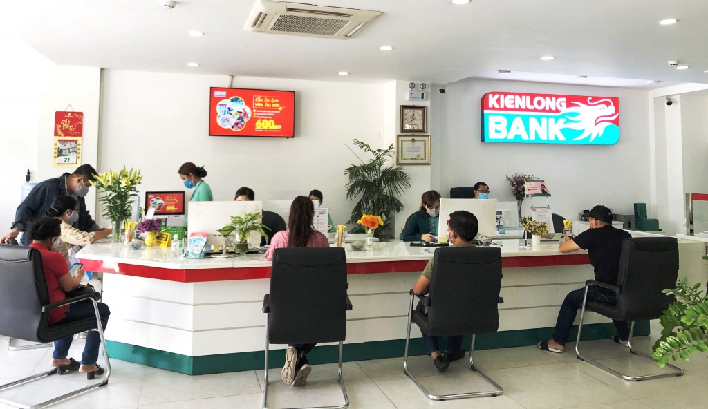 Khách hàng giao dịch tại Kienlongbank