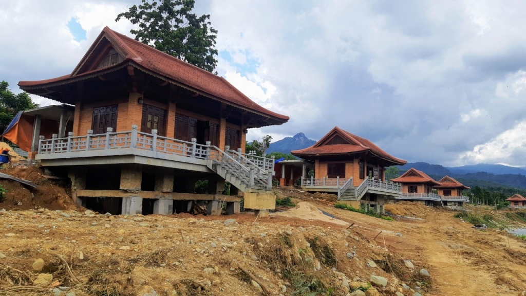 Hàng trăm công trình đã được xây dựng kiên cố bên trong dự án Khu du lịch tâm linh Đại Tùng Lâm - Hoa Sen. Dự án có diện tích khoảng 600 ha, trong đó có đến 361 ha là đất có rừng thuộc một phần tiểu khu 582 và phần còn lại là đất nông nghiệp. Dự án tọa lạc tại Thôn 2, xã Đạ M’ri, huyện Đạ Huoai, tỉnh Lâm Đồng.