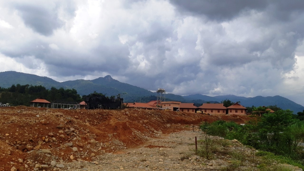 Hình 3: Hàng triệu m3 đất đá đã được chủ đầu tư án Khu du lịch tâm linh Đại Tùng Lâm - Hoa Sen khai thác có dấu hiệu trái phép cả bên trong và bên ngoài khu vực dự án.